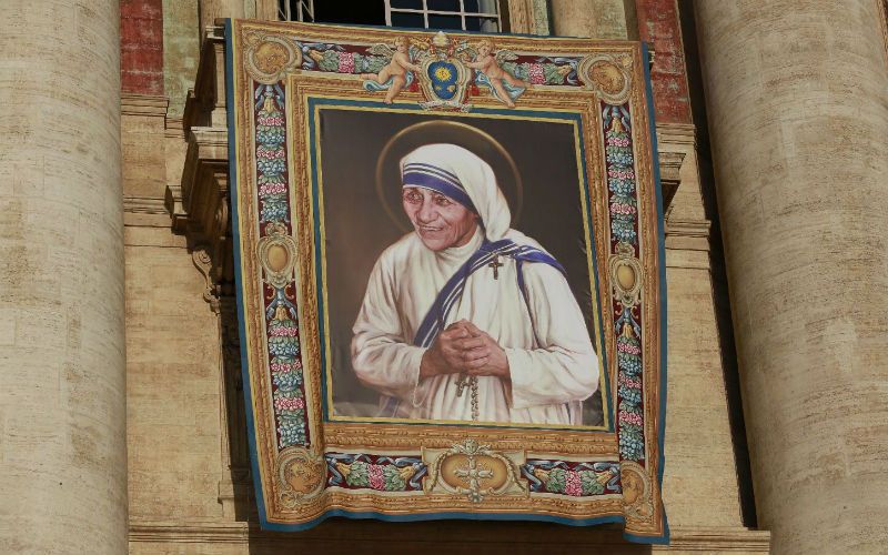 See Mother Teresa's Canonization Image Already Hanging in St. Peter's Square