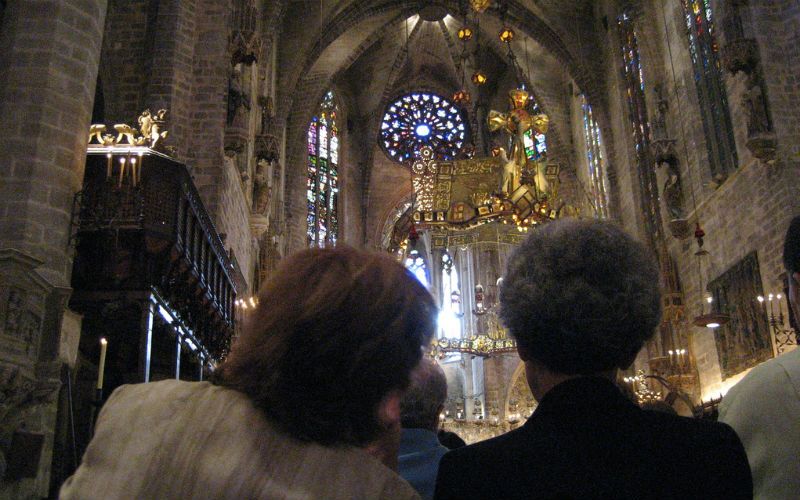 5 Simple Ways a Catholic Can Help a Protestant Friend Feel Comfortable At Mass