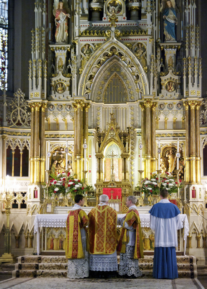 22 Beautiful Altars Worthy of the Sacrifice of the Mass